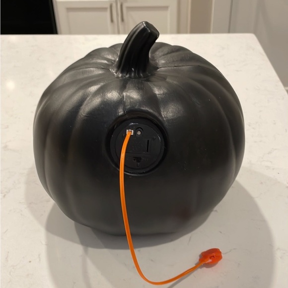 Light Changing Skull Pumpkin - Picture 7 of 9